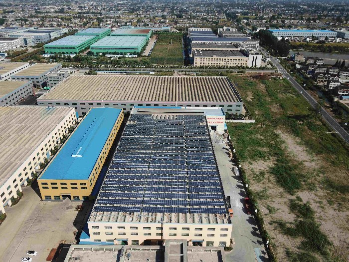 该项目位于靖江华洋电力机械制造有限公司厂房屋顶,屋面为马鞍板屋顶